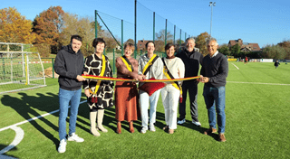Vernieuwd kunstgrasveld officieel geopend